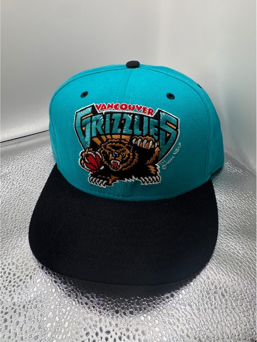 Vintage 1990s NBA Vancouver Grizzlies New Era snapback hat